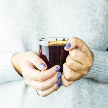 Alkollü Noel içki yapılan sıcak şarap ve baharat ile turuncu - kırmızı mulled şarap