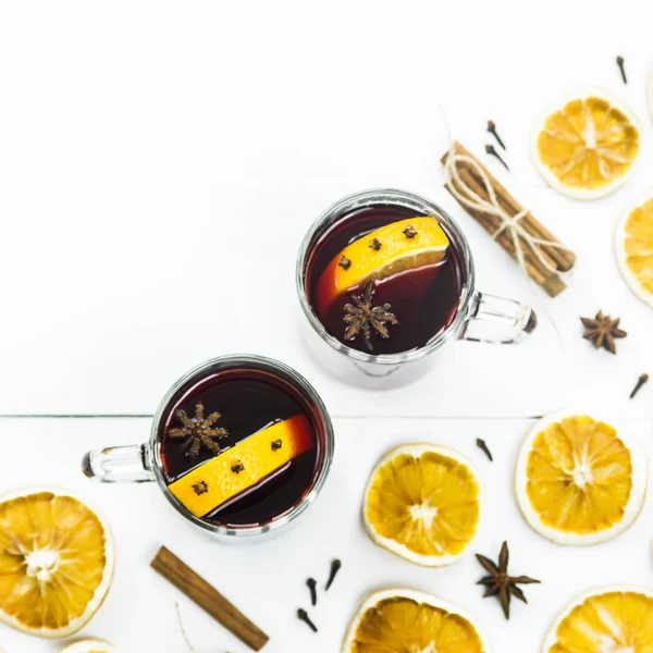 Hot alcoholic Christmas drink made of wine and spices with orange - red mulled wine — Stock Photo, Image