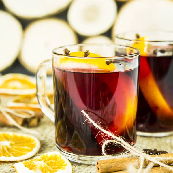 Teplé alkoholické vánoční nápoj z vína a koření s oranžovo - červené svařené víno — Stock fotografie