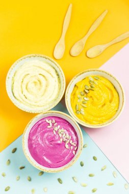 parlak vegan atıştırmalık sebze ve nohut