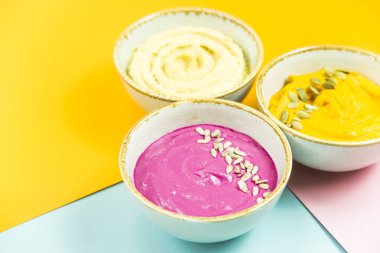 parlak vegan atıştırmalık sebze ve nohut