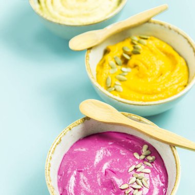 parlak vegan atıştırmalık sebze ve nohut