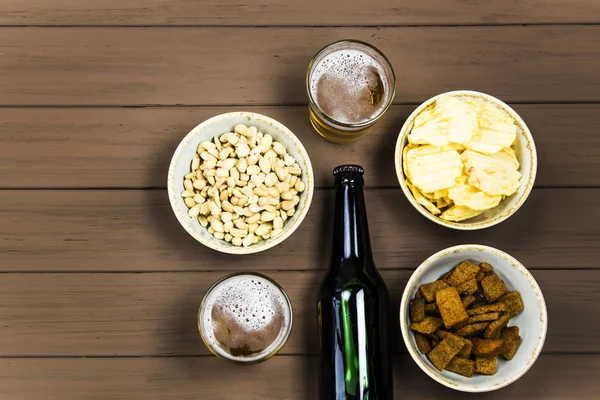 Bebida natural alcohólica ligera a base de malta y lúpulo - cerveza clara y oscura — Foto de Stock