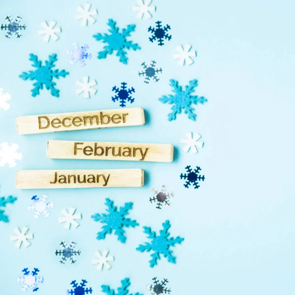 Conceito de temporada de inverno - dezembro, janeiro e fevereiro em um fundo azul — Fotografia de Stock