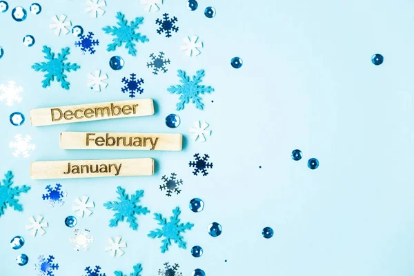 Conceito de temporada de inverno - dezembro, janeiro e fevereiro em um fundo azul — Fotografia de Stock