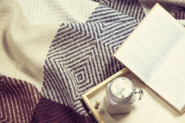 코코아와 읽기 아늑한 겨울철의 개념 — 스톡 사진
