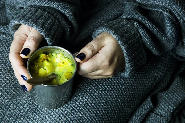 Concept de repas d'hiver chaud - bouillon dans une tasse en métal — Photo