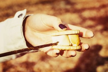 parkta bir yanıyor kızarmış hatmi