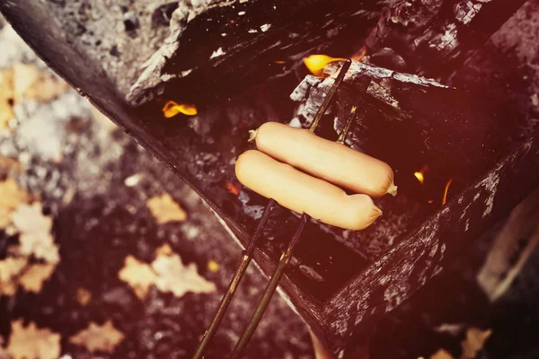 Duas salsichas na fogueira - almoço ao ar livre — Fotografia de Stock