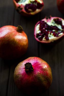 çiğ gıda kavramı - olgun kırmızı nar