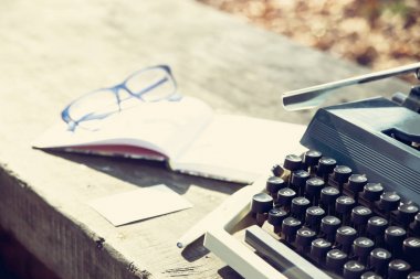Retro yazma kavramı - messis, telgraflar, kitap yazmak için eski bir daktilo