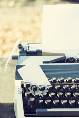 Retro yazma kavramı - messis, telgraflar, kitap yazmak için eski bir daktilo