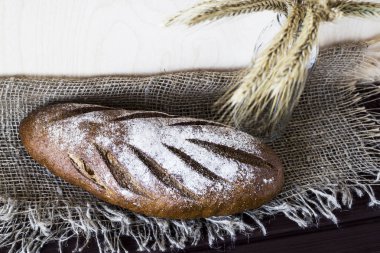 Tarım kavramları. Olgun çavdar ve buğday yanında taze çavdar ekmeği