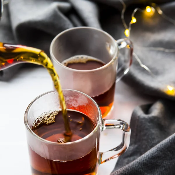 Černý Čaj Průhledné Konvice Nalijte Šálku Zimní Domácí Koncept — Stock fotografie
