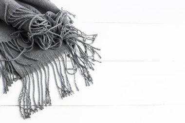 Arka plan doku buruşuk gri Kış moda kadın eşarp. Beyaz ahşap bir masa üzerinde