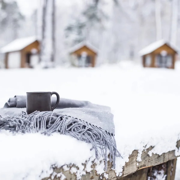 Чашка Гарячою Кавою Сірому Шарфі Сніжному Покритому Столі Зимовому Лісі — стокове фото