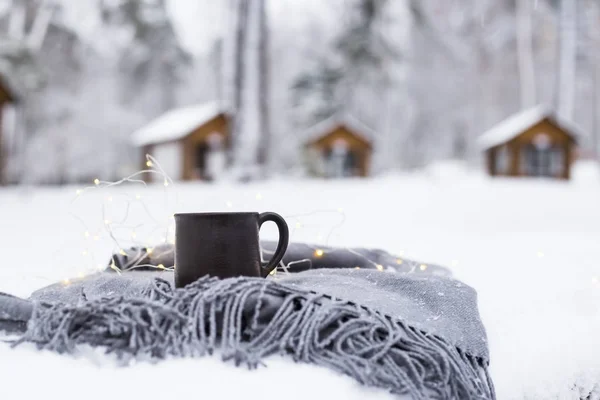 Taza Con Café Caliente Una Bufanda Gris Una Mesa Cubierta —  Fotos de Stock