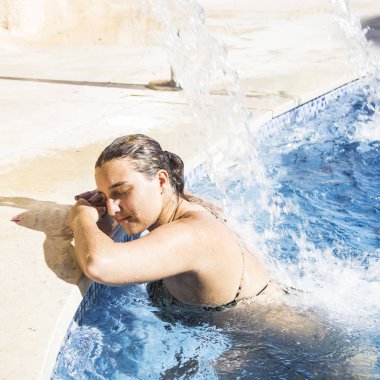 Bir kız spa havuzu hidromasaj ile istirahat ediyor. Vücut Bakımı