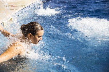 Bir kız spa havuzu hidromasaj ile istirahat ediyor. Vücut Bakımı