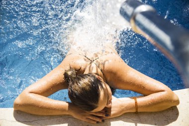 Bir kız spa havuzu hidromasaj ile istirahat ediyor. Vücut Bakımı