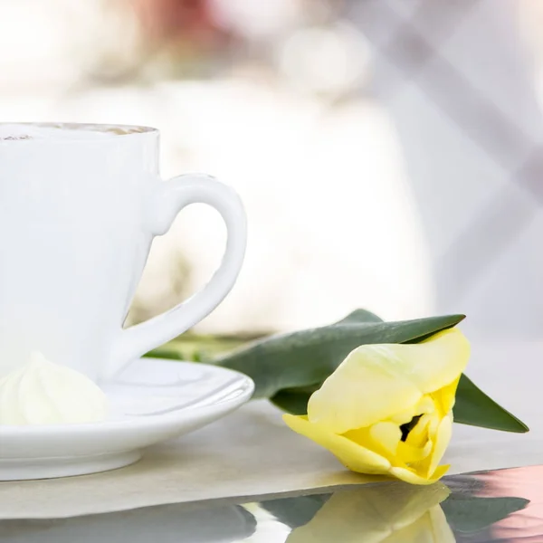 Filiżankę Cappuccino Obok Żółte Kwiaty Stole Ulicznych Kawiarni City Sterow — Zdjęcie stockowe