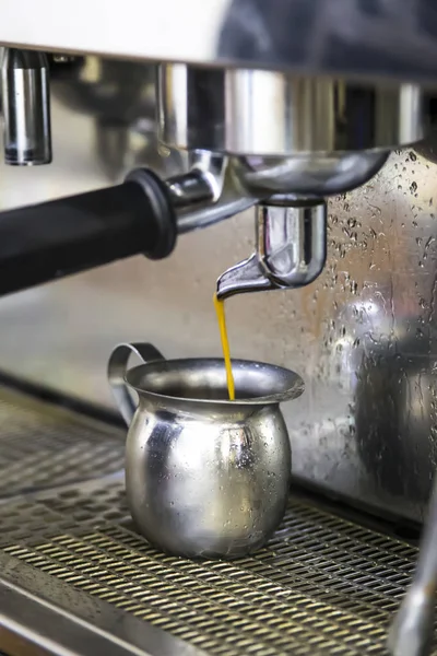 Gör Espresso Med Kaffemaskin Nybryggt Kaffe Går Från Maskin Till — Stockfoto