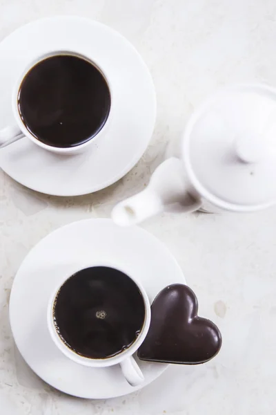 Weißer Wasserkocher Und Tassen Auf Weißem Tisch Mit Schokoladenherz Minimalismus — Stockfoto