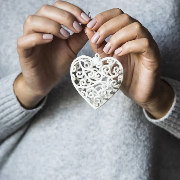 Coração Ornamento Com Aberturas Branco Nas Mãos Das Mulheres Conceito — Fotografia de Stock