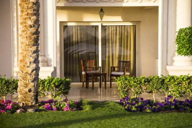 Birinci kat ve Teras üzerinde Fransız windows ile otel odasında. Mısır