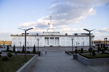 Kiev, Ukrayna. 8 Februaryr 2018. Nehir istasyonu gökyüzü arka plan üzerinde