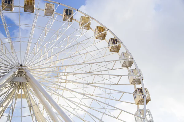 Mavi gökyüzüne karşı beyaz dönme dolap