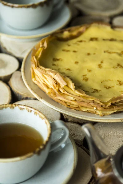 カーニバルの血色の良いパンケーキ ロシアの伝統的な祝日と料理 — ストック写真