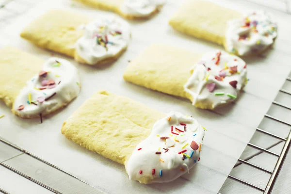 Biscoitos Forma Bolos Páscoa Decorados Com Brancos Chicoteados Com Multicolorido — Fotografia de Stock