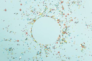 Toz mavi bir arka plan üzerinde Paskalya kek için. Metin ile yuvarlak bir yer