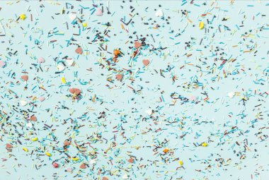 Toz mavi bir arka plan üzerinde Paskalya kek için. Doku