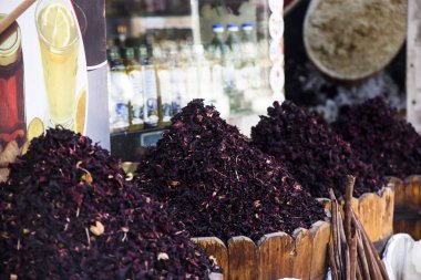 Sharm El Sheikh, Sina / Mısır - 15 Aralık 2017. Hatıra Eşyası bir turistik yerde eski piyasada satışı. Ponza, çay, doğal ürünler kurutulmuş