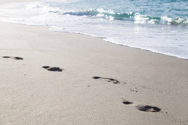 Denizin kenarında Kumdaki. Yaz plaj tatil kavramı. Deniz ya da okyanus mevsimlik geziler. Boşaltmak
