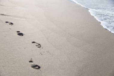 Denizin kenarında Kumdaki. Yaz plaj tatil kavramı. Deniz ya da okyanus mevsimlik geziler. Boşaltmak