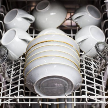 Temiz tabak ve bardaklar bulaşık makinesinde. Madeni eşya. Mavi rustik sofra