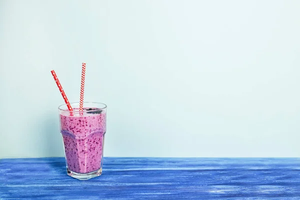 Μπανάνα Σταφίδα Smoothies Ιώδες Χρώμα Κόκκινα Καλαμάκια Στέκονται Ένα Ξύλινο — Φωτογραφία Αρχείου