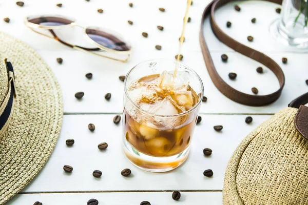 Koude Koffie Wordt Gegoten Een Glas Met Ijs Tafel Onder — Stockfoto