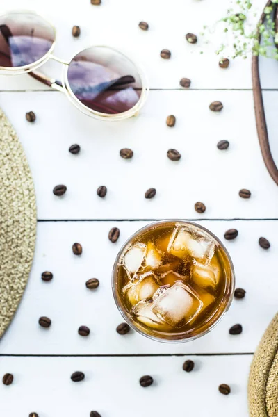 Koude Koffie Een Glas Met Ijs Tafel Onder Koffiebonen Zomer — Stockfoto