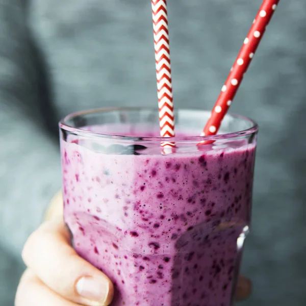 Bananen Johannisbeeren Smoothies Von Violetter Farbe Einem Transparenten Glas Weiblichen — Stockfoto