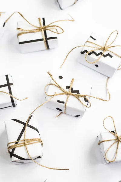 Kleine Geschenkdozen Van Witte Kleur Met Zwarte Geometrische Patronen Vastgebonden — Stockfoto