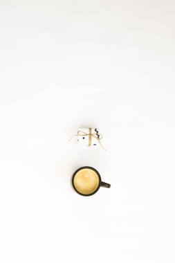 Bir fincan kahve ve bir küçük minimalist hediye beyaz zemin üzerinde. Boşaltmak. Düz yatıyordu, en iyi görünümü