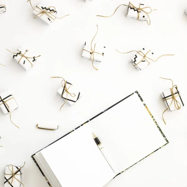 白地に小さなミニマルな贈り物の中でメモ帳 フラット横たわっていた トップ ビュー — ストック写真