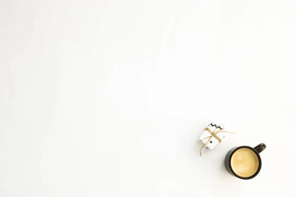 Una Tazza Caffè Piccolo Regalo Minimalista Sfondo Bianco Copyspace Posa — Foto Stock