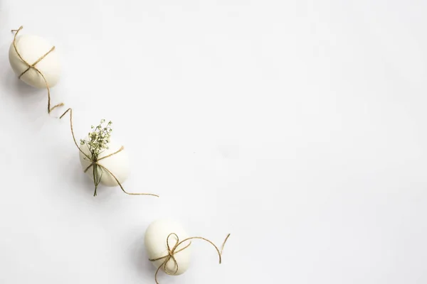 White Minimalistic Easter Eggs Decorated Twine Flowers Gypsophila White Background — Stock Photo, Image