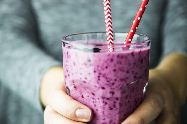 Bananen Johannisbeeren Smoothies Von Violetter Farbe Einem Transparenten Glas Weiblichen — Stockfoto