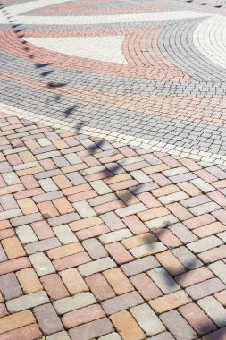 Kaldırım döşeme üzerinde üçgen dekoratif bayrakları yansımasıdır. Gölge